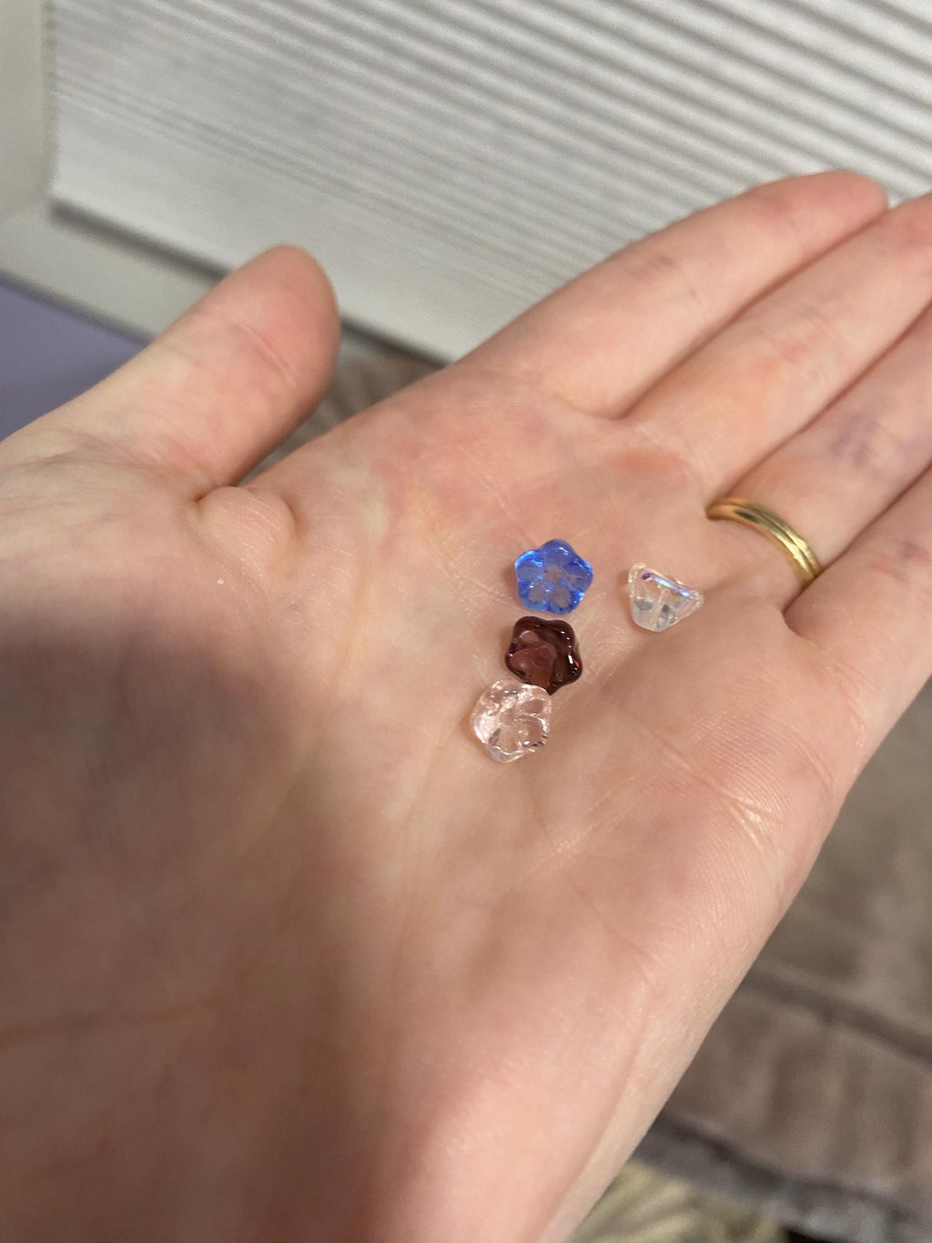 Pearl Iridescent Flowers Mask Chain