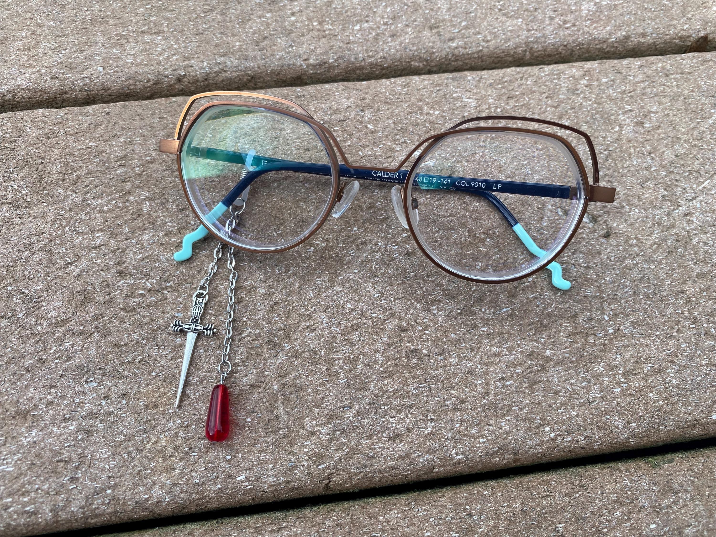 Vampire Rogue Glasses Charm